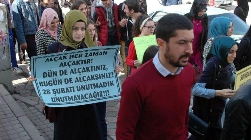 Tankların Y&uuml;r&uuml;t&uuml;ld&uuml;ğ&uuml; Caddede 28 Şubat Y&uuml;r&uuml;y&uuml;ş&uuml;