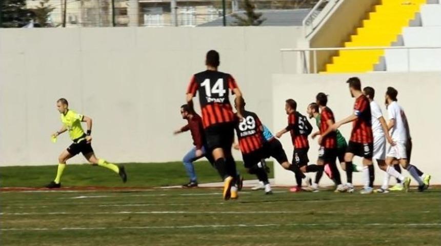 Taraftar Hakemi Kovaladı Ma&ccedil; Tatil Edildi