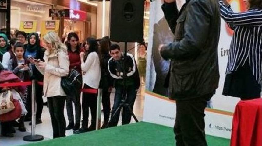 &Uuml;nl&uuml; Yazar Kahraman Tazeoğlu, Malatya&rsquo;da Hayranlarıyla Buluştu