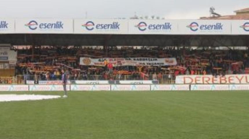 Alima Yeni Malatyasporlu Taraftarlardan İlgin&ccedil; Pankart