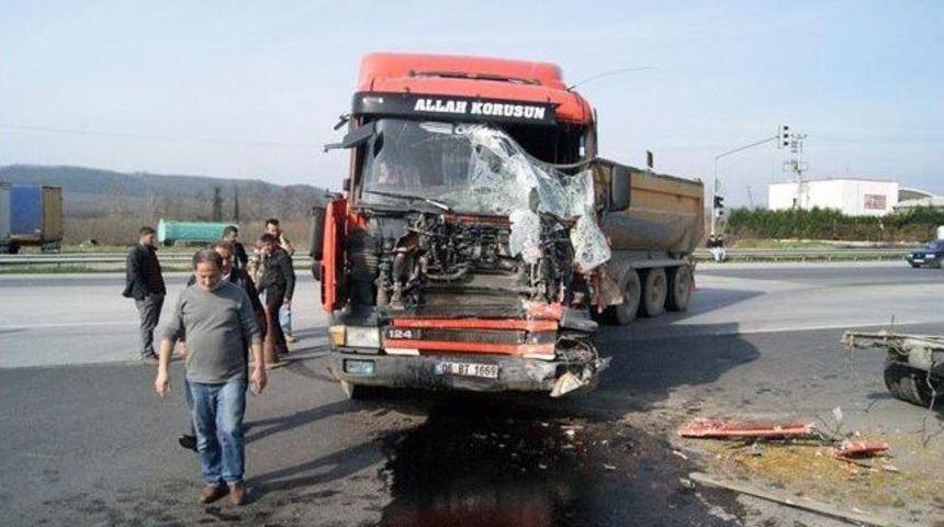Sakarya&rsquo;da Tır İle Kamyonet &Ccedil;arpıştı: 1 Yaralı