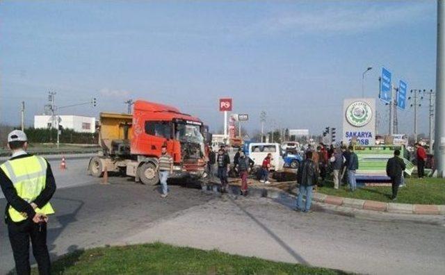 Sakarya’da Tır İle Kamyonet Çarpıştı: 1 Yaralı