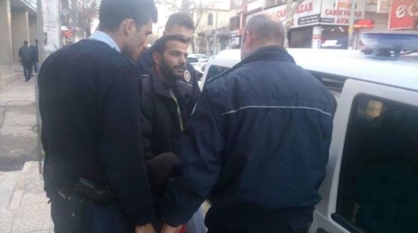 &Ccedil;ocuğunu Zorla Dilendirdiği İddia Edilen Suriyeli Şahıs G&ouml;zaltına Alındı