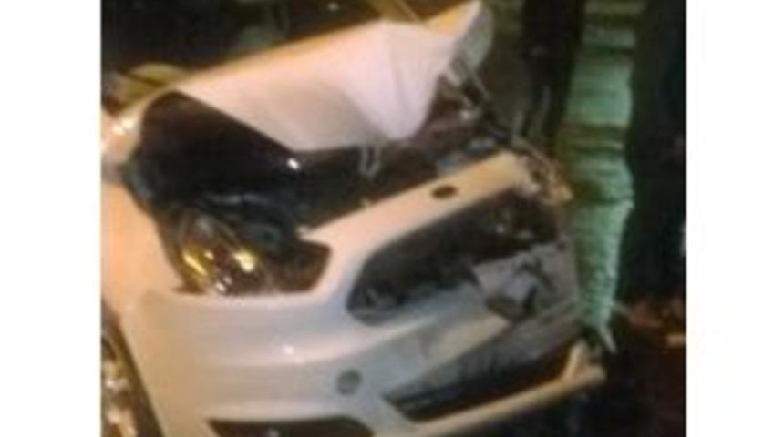 Minib&uuml;s İle Hafif Ticari Ara&ccedil; &Ccedil;arpıştı: 2 Yaralı