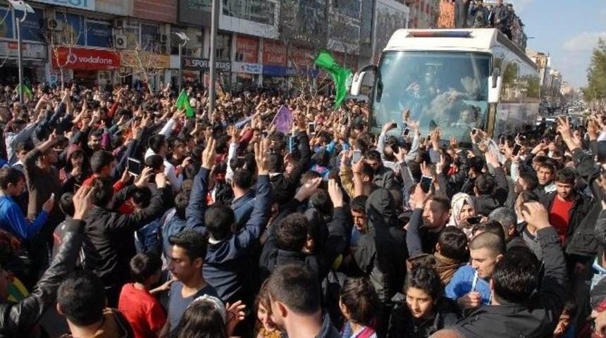 Demirtaş: "&ccedil;atışmalar Dursun, Silahlar Sussun"