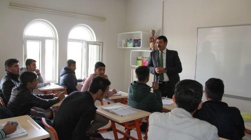 Ekinci, &Ouml;ğrencilere Kaynak Kitap Dağıttı