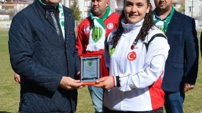 Şampiyon Sporculara Plaket