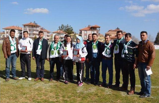 Şampiyon Sporculara Plaket