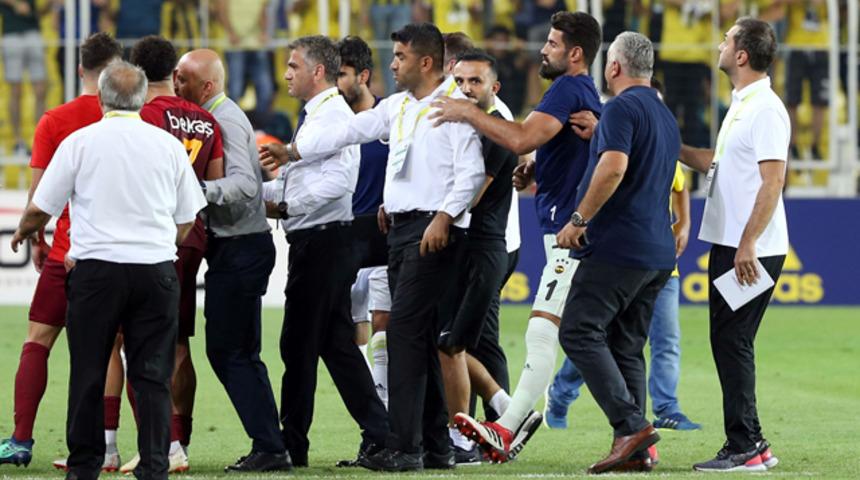 Maç sonrası Kadıköy'de olay! Volkan Demirel sahaya girdi