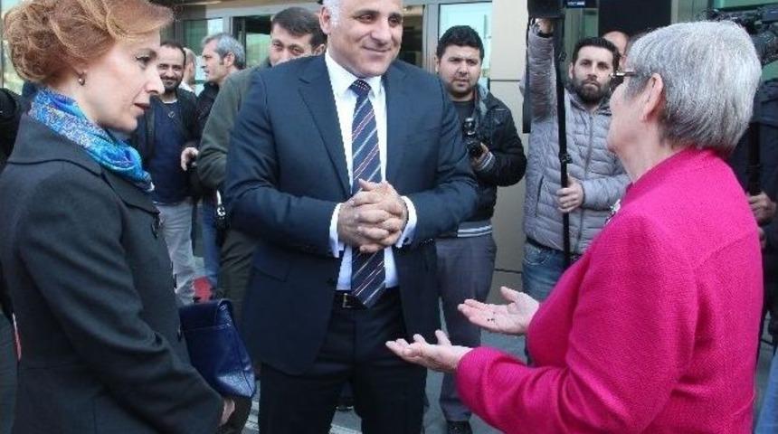 Vali Zorluoğlu İle Prof. Dr. Karatay&rsquo;ın &lsquo;lahmacun&rsquo; Diyaloğu G&uuml;ld&uuml;rd&uuml;