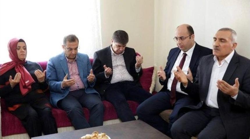 Antalya Protokol&uuml;nden Şehit Evine Taziye Ziyareti