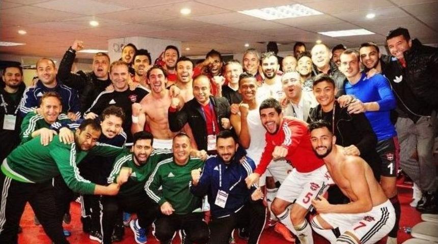 Gaziantepsporlu Oyunculardan Selfili Galibiyet Kutlaması