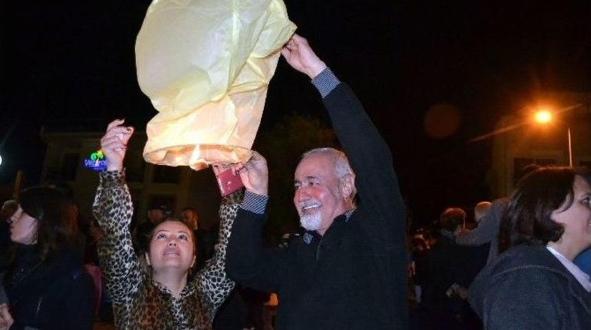 Kış Y&uuml;zme Maratonu Havaya Bırakılan Fenerlerle Sona Erdi