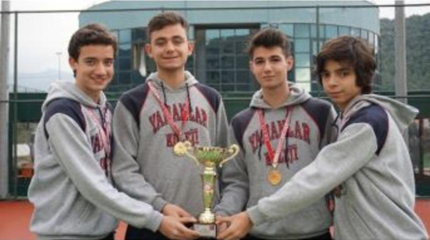 Tenis&rsquo;te Şampiyon Yamanlar Oldu
