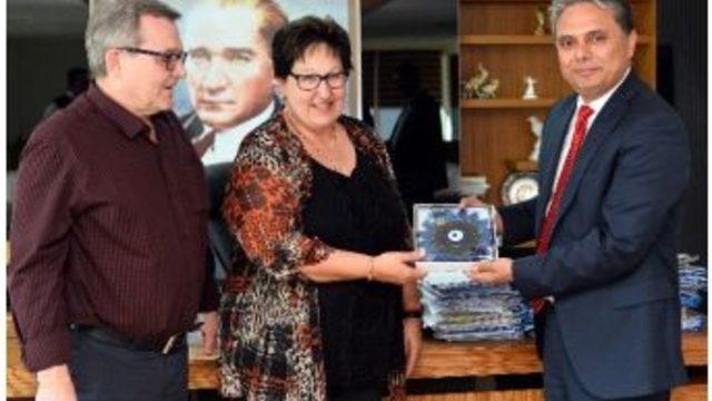 Gönüllü Turizm Elçilerine Uysal’dan Hediye