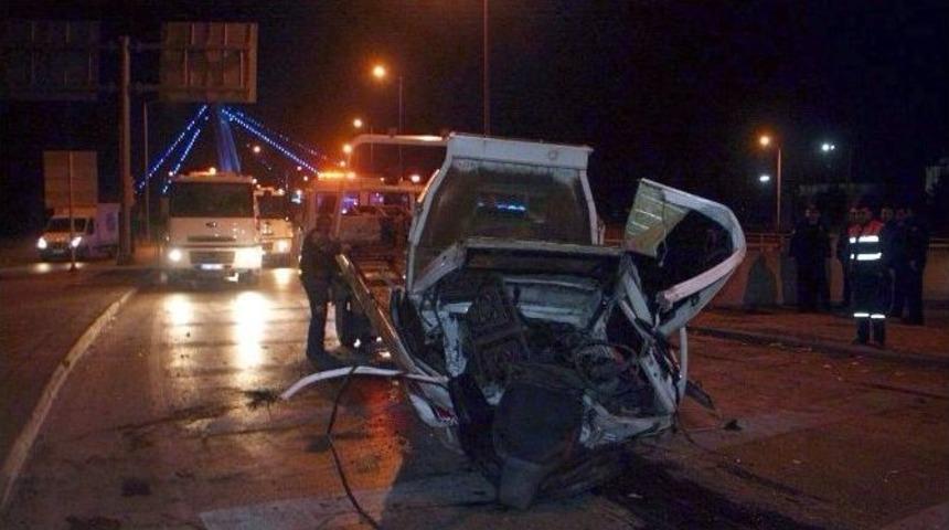 Korkuluklara &Ccedil;arpan Ara&ccedil;tan Dışarı Fırladılar: 2 &Ouml;l&uuml;