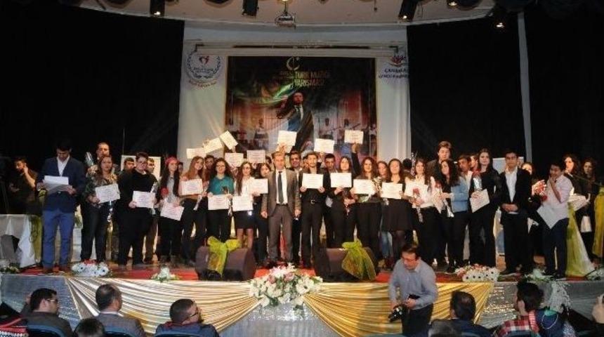 Gen&ccedil;ler Sahnede Yarıştı