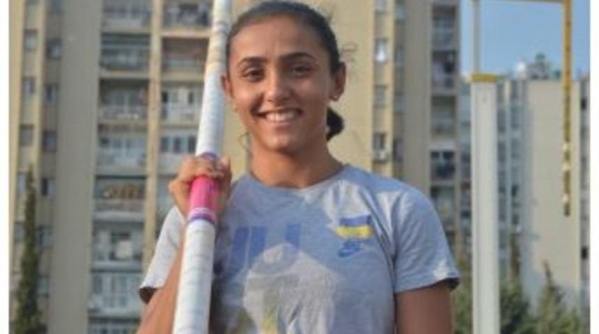 Demet Parlak Sırıkla Atlamada Balkan Şampiyonu Oldu