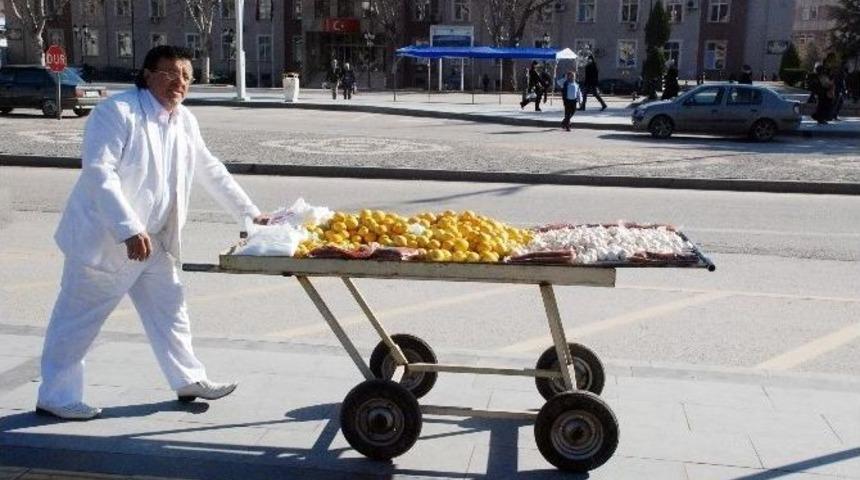 Beyaz Takım Elbiseli Seyyar Satıcı