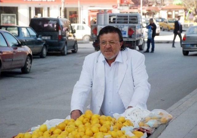 Beyaz Takım Elbiseli Seyyar Satıcı