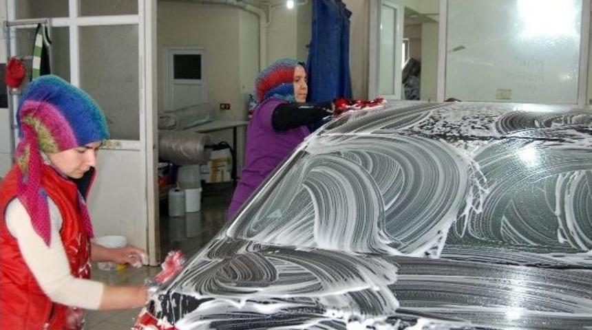 Kocasına İnat Oto Yıkamacı Oldu