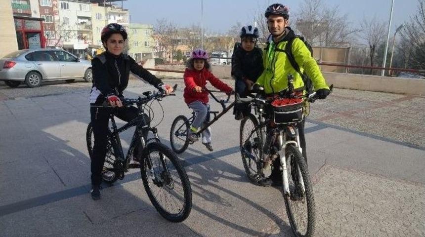 Bir Bisiklette &Uuml;&ccedil; Kişi...dolmuş Gibi Bisiklet...(&ouml;zel Haber)