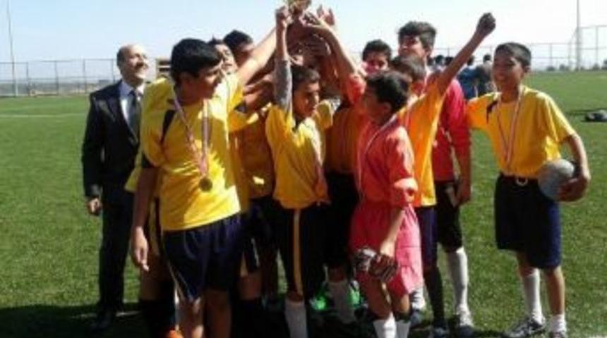 Yıldız Erkeklerde Futbolun Şampiyonu G&uuml;lbaba Zeynep Yıldırım Ortaokulu Oldu