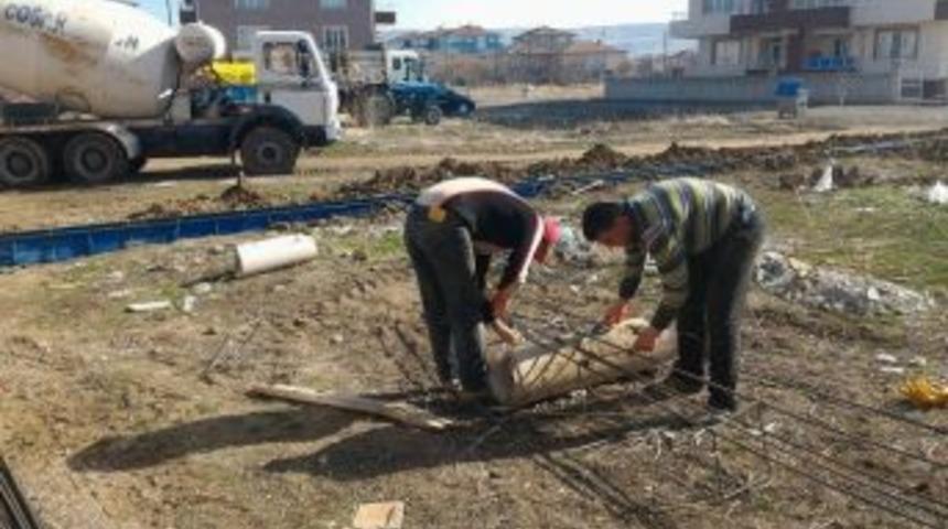 &Ccedil;i&ccedil;ekdağı İl&ccedil;esinde Park Ve Yol &Ccedil;alışmaları Hız Kazandı