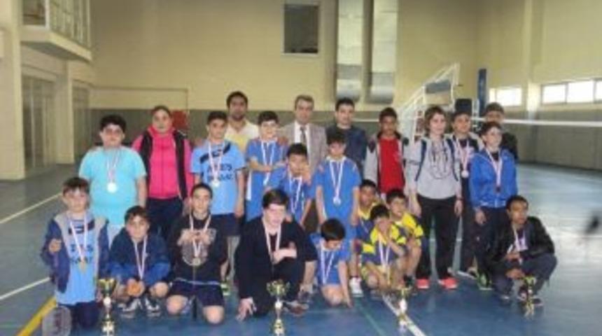 Yıldız Erkeklerde Badmintonun Şampiyonu S&uuml;leyman Demirel Ortaokulu Oldu
