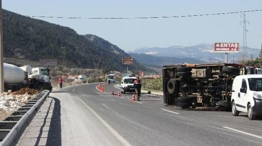 Beton Mikseri İle Kamyon &Ccedil;arpıştı
