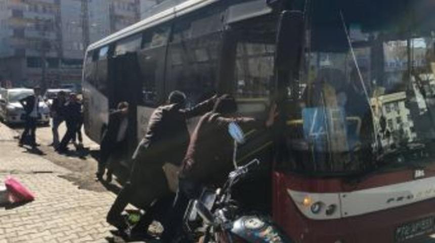 Yolculardan Arıza Yapan Otob&uuml;s İ&ccedil;in Seferberlik