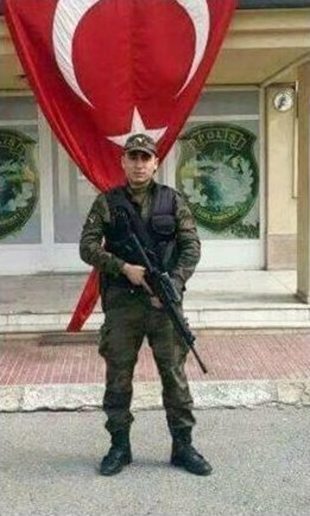 Minik Fatma, Şehit Babasını Son Yolculuğuna Uğurladı