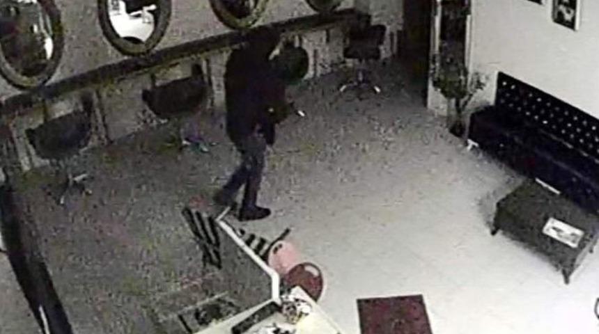 Hırsızlar Bilgisayarını &Ccedil;aldıkları İş Yeri Sahibinden Helallik İstedi