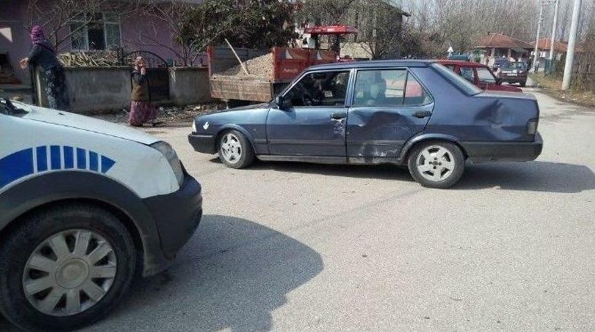 Polis Ka&ccedil;an S&uuml;r&uuml;c&uuml;y&uuml; Otomobiline &Ccedil;arparak Durdurdu