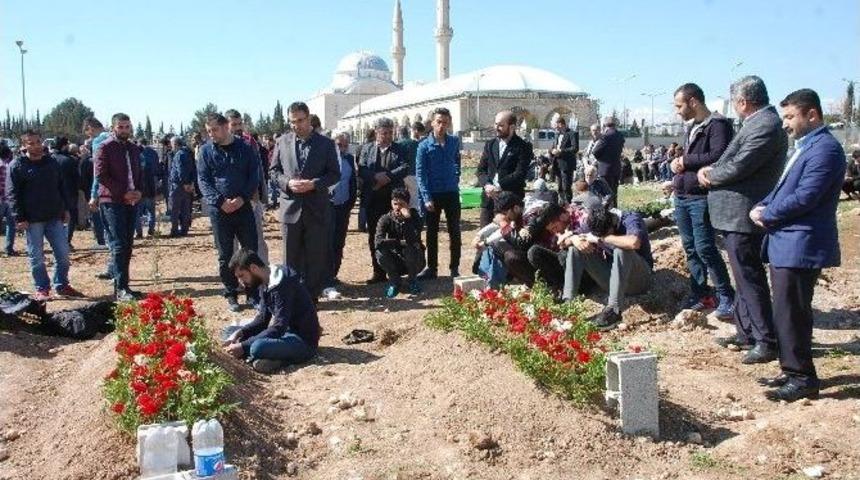 Adıyamanlı Hentbolc&uuml;ler, Kazada &Ouml;len Arkadaşlarının Mezarını Ziyaret Etti