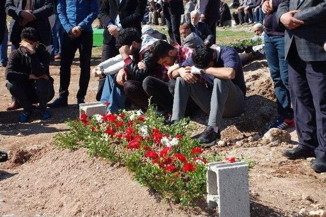 Adıyamanlı Hentbolcüler, Kazada Ölen Arkadaşlarının Mezarını Ziyaret Etti