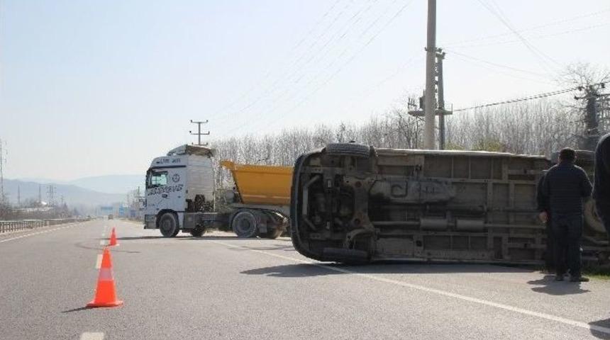 Ters Şeride Giren Minib&uuml;se Tır &Ccedil;arptı: 1 Yaralı