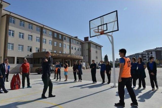 Başkan Böcek, Babasının Adını Taşıyan Okulu Ziyaret Etti