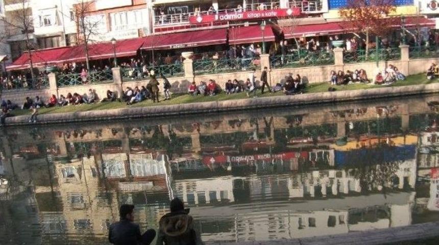 Gen&ccedil;ler Porsuk Kıyısını Mesken Tuttu