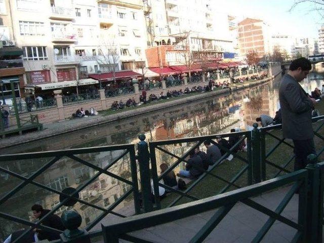 Gençler Porsuk Kıyısını Mesken Tuttu