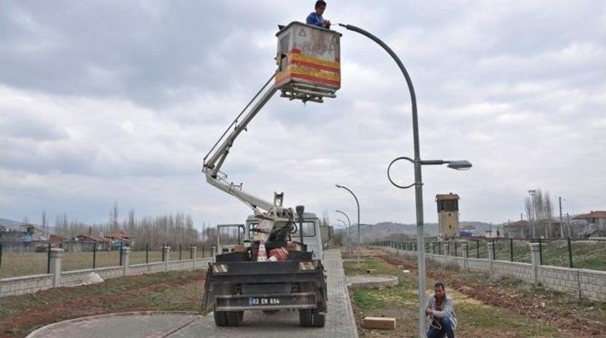 Botanik Parka Aydınlatma Lambaları Takıldı