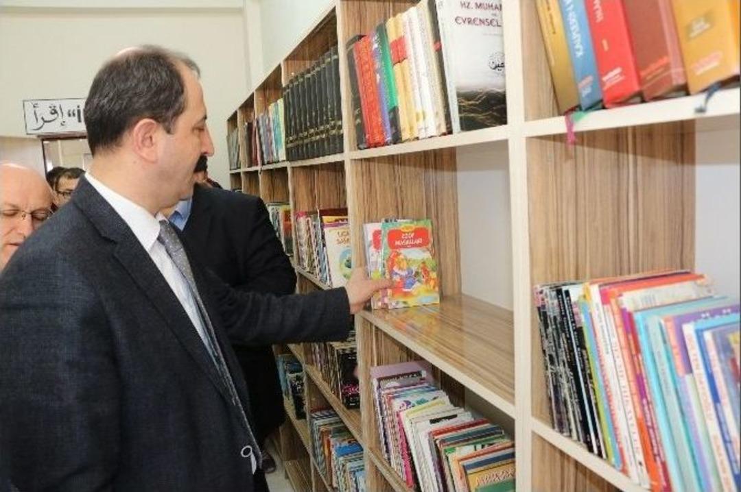 Ak Parti&rsquo;li Gen&ccedil;lerden Okullara K&uuml;t&uuml;phane