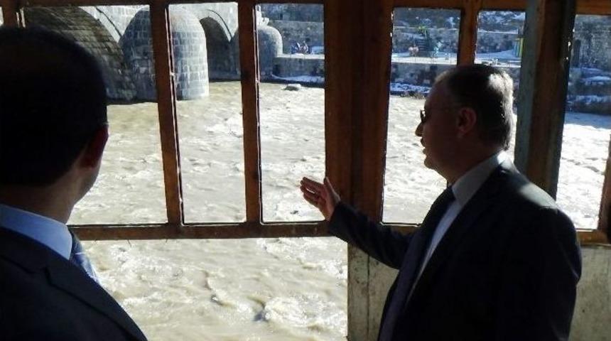 Kars Valisi G&uuml;nay &Ouml;zdemir Tarihi Muradiye Hamamı&rsquo;nı İnceledi