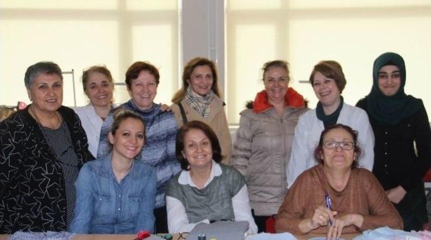 Dikiş &Ouml;ğrenip Kendilerine Ve Yakınlarına Elbise Dikiyorlar