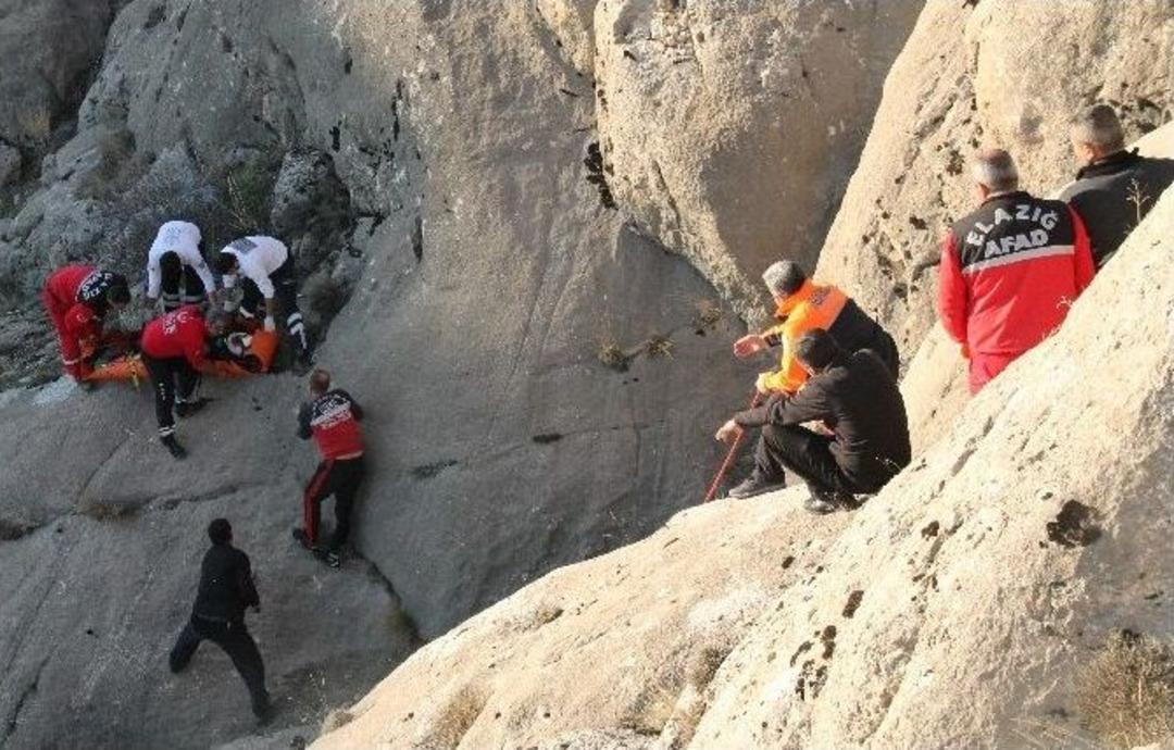 Fotoğraf &Ccedil;ekerken Kayalıklardan D&uuml;şt&uuml;