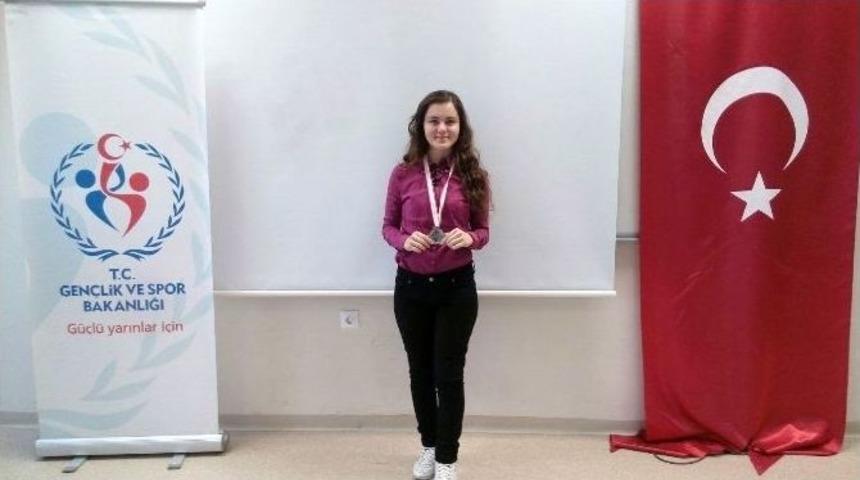 Gediz&rsquo;in Satran&ccedil; Ustaları Ezgi Baş Ve Saide Altıntaş B&ouml;lge Yarışmalarında