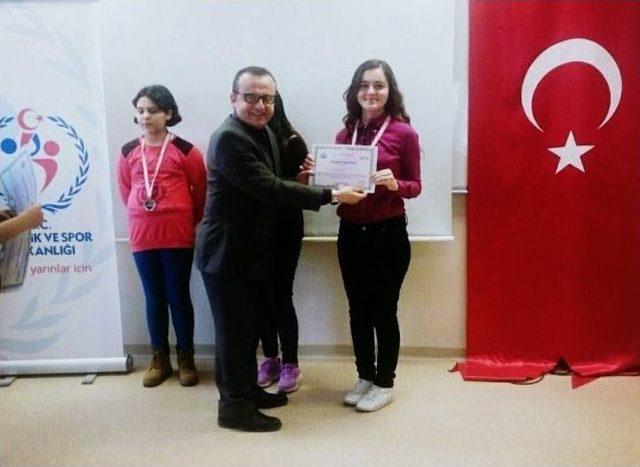 Gediz’in Satranç Ustaları Ezgi Baş Ve Saide Altıntaş Bölge Yarışmalarında