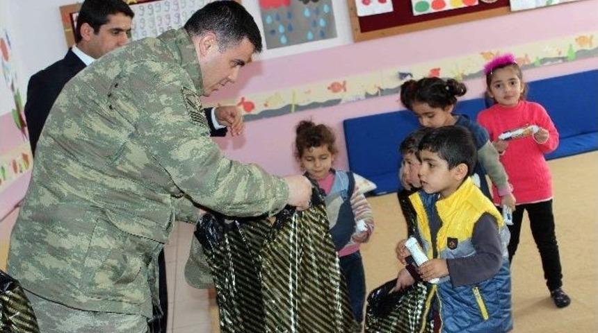 Mehmet&ccedil;ik Ve K&ouml;y Korucularından &Ouml;ğrencilere Yardım