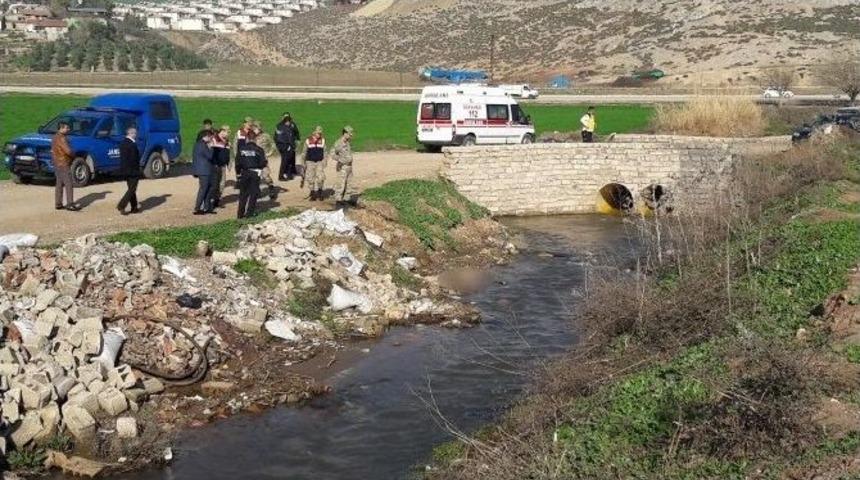 Su Kanalında İşkence Edilerek &Ouml;ld&uuml;r&uuml;lm&uuml;ş Erkek Cesedi Bulundu