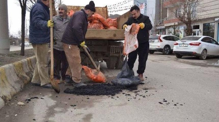 Muş’ta Bozulan Yollar Onarılıyor